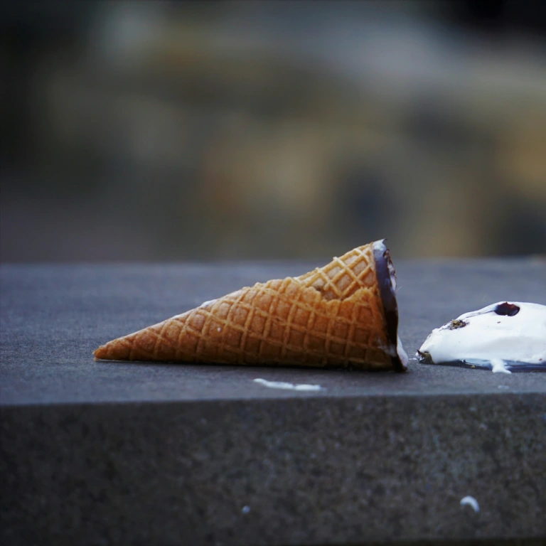 Rikkoontunut jäätelötuutti