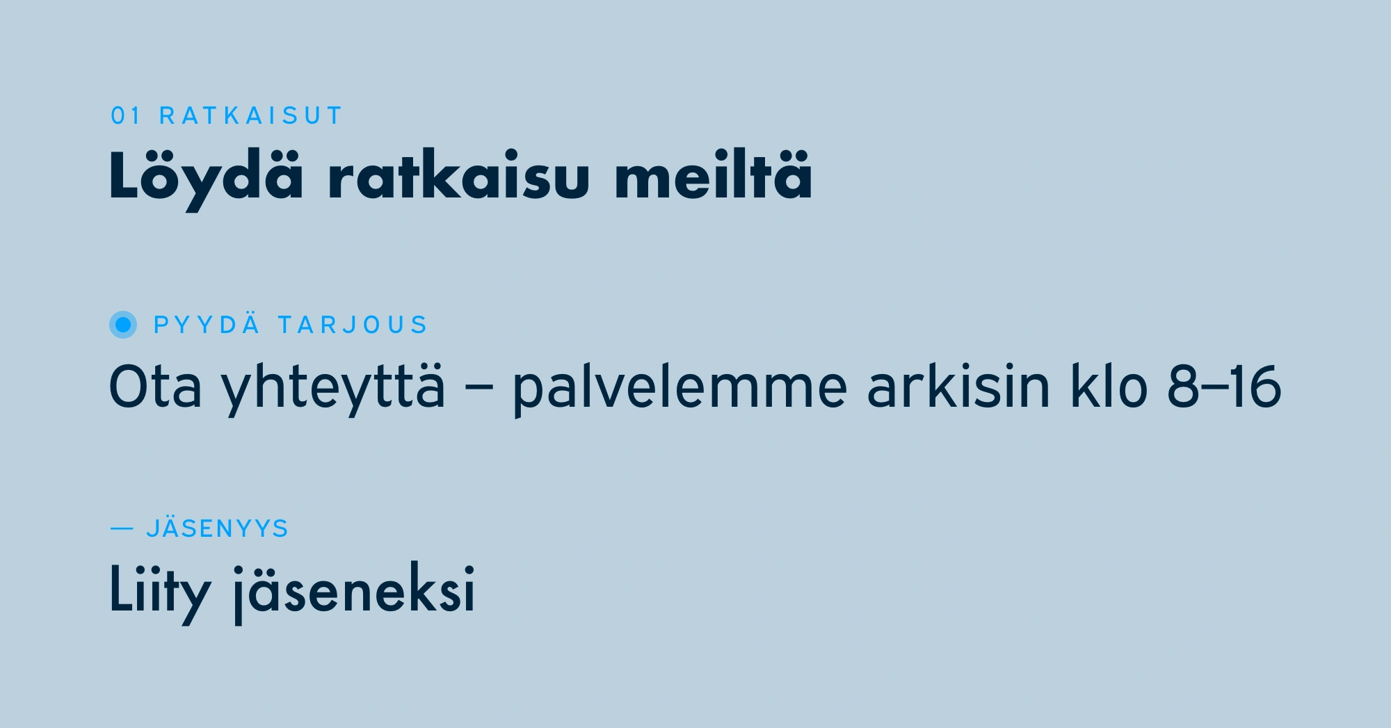 Kolme otsikkoparia vaaleansinisellä taustalla, joissa esitellään koristeotsikon tyypillistä tyyliä. Ensimmäisen koristeotsikon edessä ovat numerot 01, toisen edessä on pallo ja kolmannen edessä lyhyt viiva.