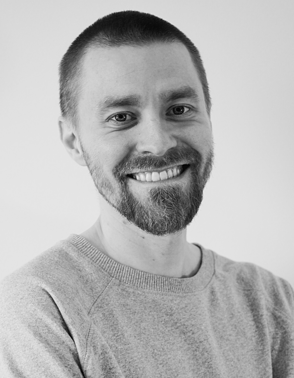 Kasvokuva Lauri Liimatasta, joka hymyilee kuvassa lämpimästi